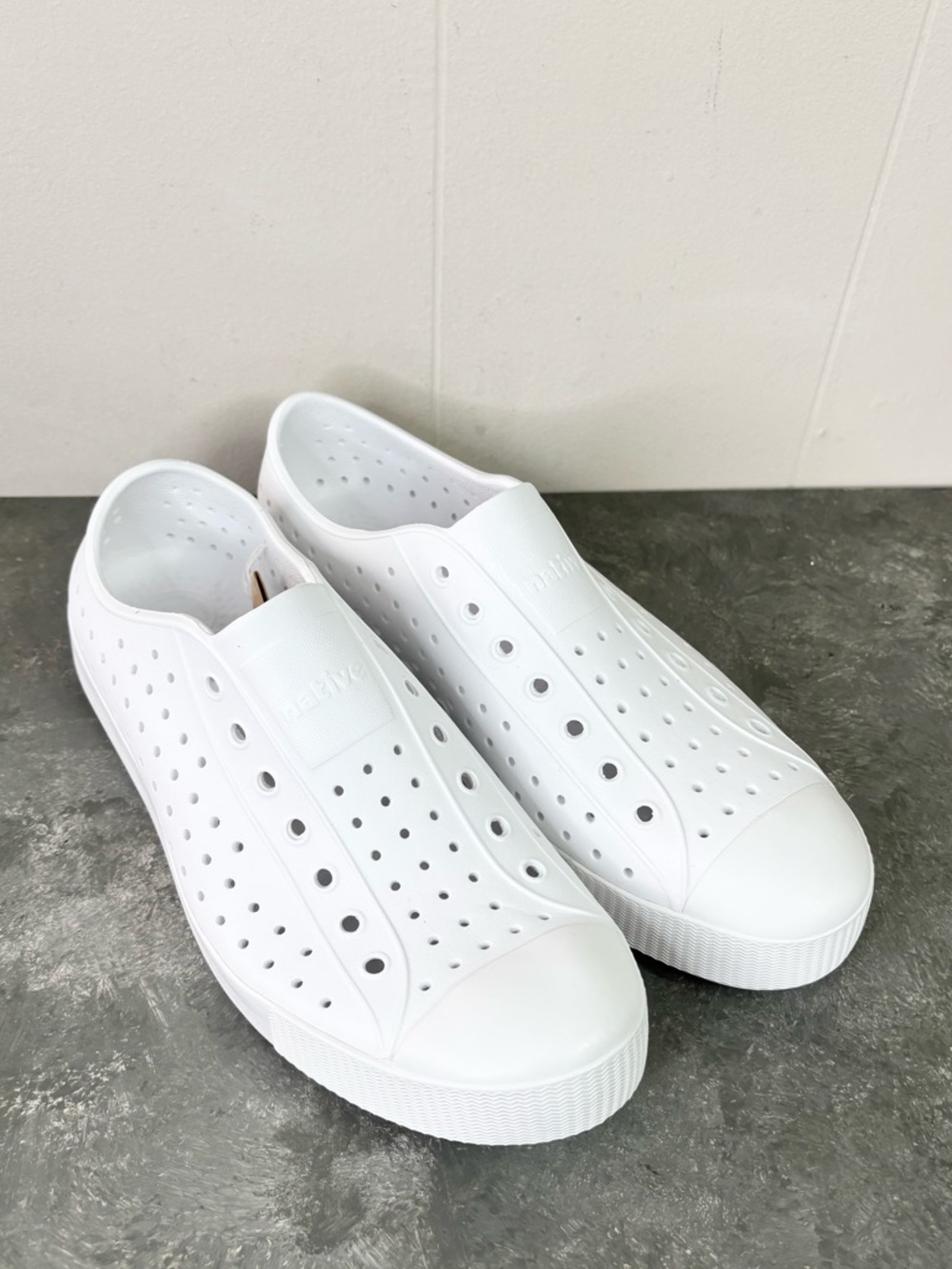 Native Jefferson white sneakers men’s size 11 new slip on